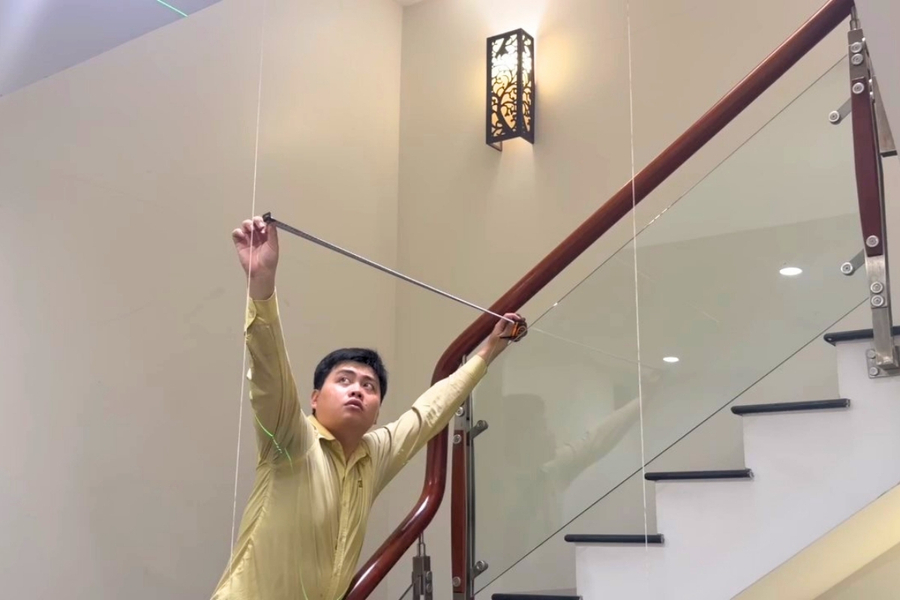 Kỹ thuật IWa Luxury khảo sát đo đạc vị trí lắp thang máy