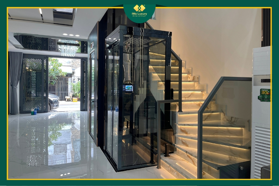 Thang máy thủy lực được lắp nhỏ gọn trong lòng hố thang bộ