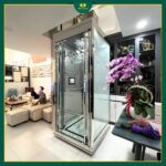Thang máy không hố pit lắp trong nhà, cửa kính sáng, khung gọn, phù hợp nhà phố