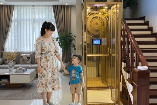Thang máy an toàn, giúp mẹ yên tâm mỗi khi cùng con sử dụng. Công nghệ bảo vệ đa lớp của Iwa Luxury mang đến hành trình thoải mái và an toàn tuyệt đối cho cả gia đình.