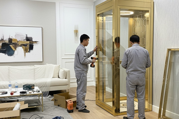 Đội ngũ kỹ thuật viên Iwa Luxury đang lắp đặt thang máy gia đình trong phòng khách