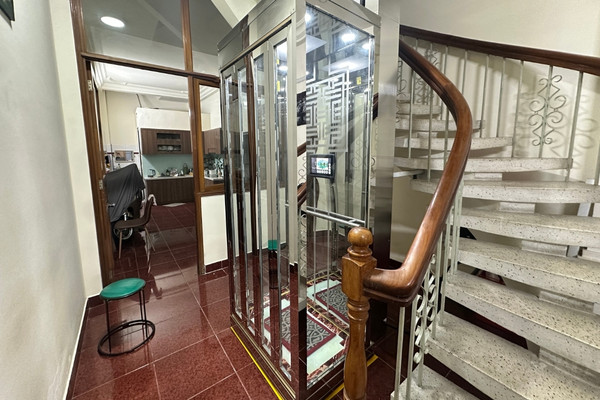 Thang máy lắp tại nhà anh Tú, khung inox sáng gương