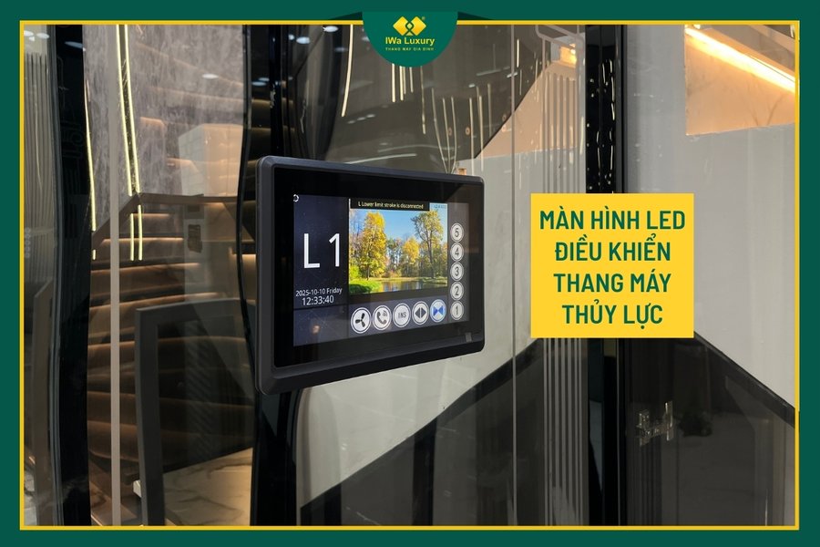 Bảng điều khiển với màn hình LED trong cabin