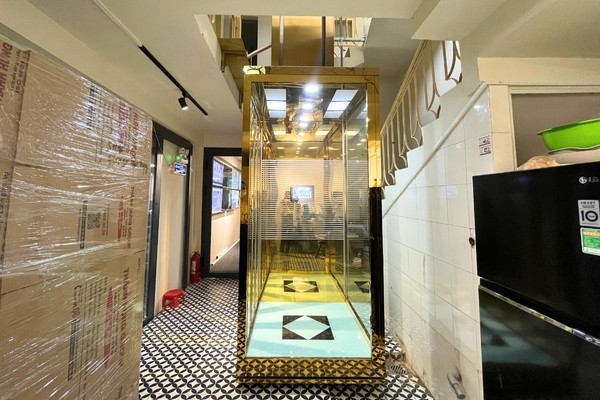 Thang máy thủy lực IWa Luxury 4 điểm dừng tại văn phòng Zeus Living