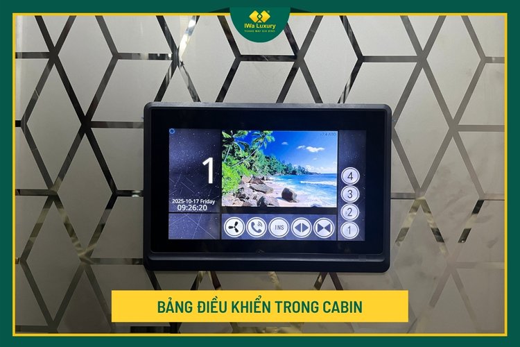 Màn hình điều khiển trong cabin hiển thị tầng và trạng thái