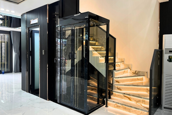 Thang máy kính màu jet black tại nhà Chị Lam Nhà Bè