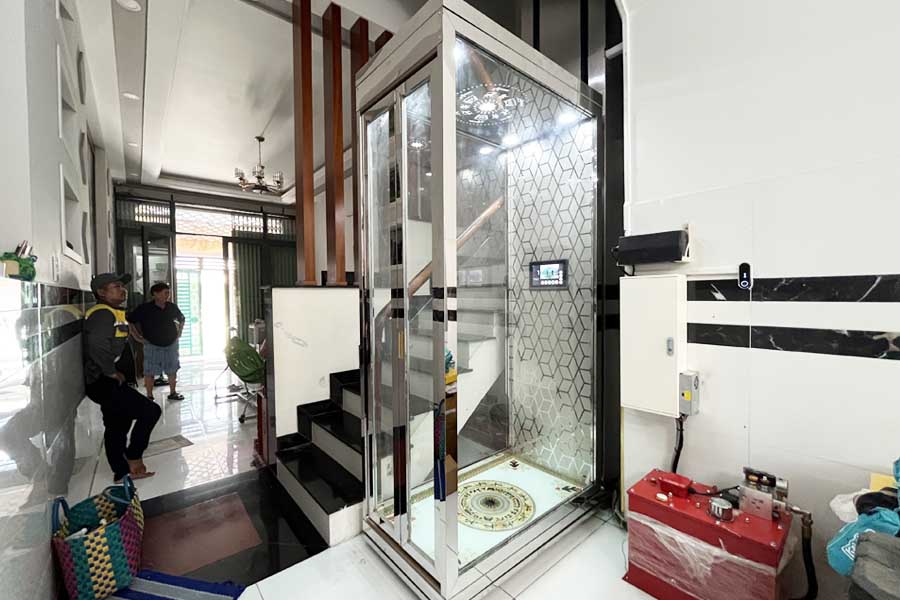 Thang máy gia đình bốn tầng tại Bình Tân TP HCM cabin kính gọn sang