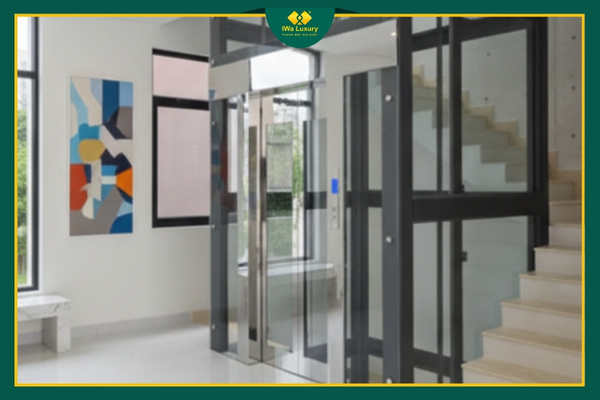 Thang máy trục vít lắp đặt trong nhà phố hiện đại.