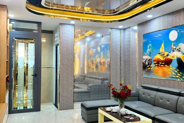 Thang máy gia đình Gò Vấp TP.HCM - cabin inox vàng Rich Gold, vách trống đồng