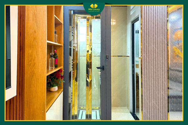 Lắp thang máy gia đình Gò Vấp TP.HCM ở góc nhà, cửa kính và khung bao gọn gàng