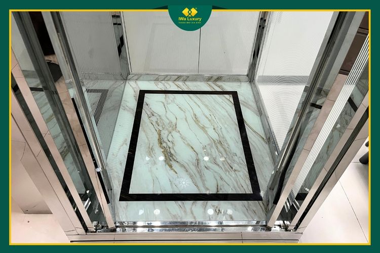 Sàn cabin thang máy gia đình lát đá hoa cương họa tiết nghệ thuật.