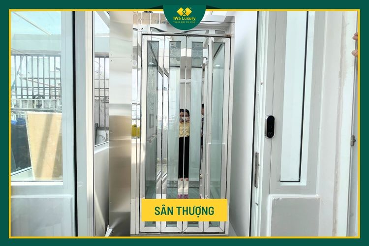 Thang máy gia đình lắp đặt tại sân thượng có khung bao che chắn an toàn tuyệt đối.