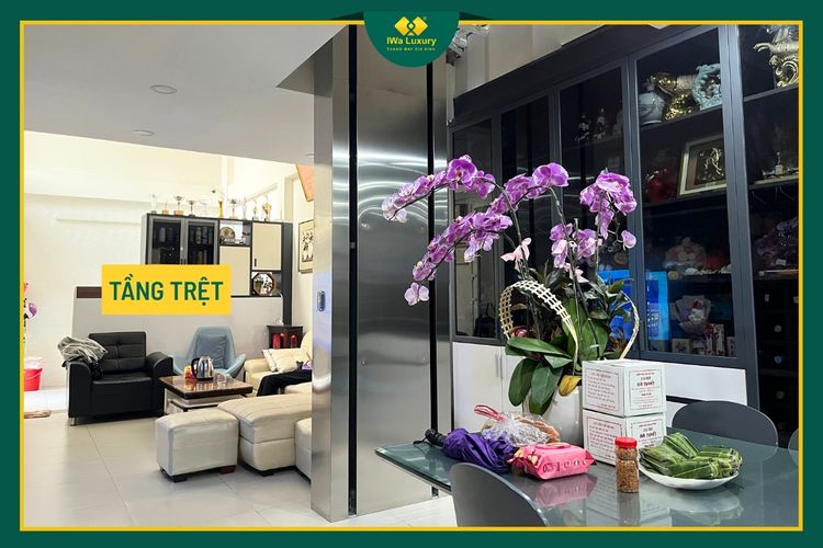 Thang máy gia đình IWa Luxury lắp đặt sang trọng tại tầng trệt nhà phố.