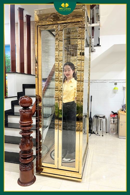 Thang máy mini gia đình inox vàng gương, lắp đặt tiết kiệm diện tích cho nhà phố.