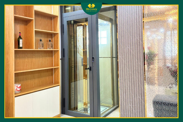 Thang máy gia đình Gò Vấp TP.HCM lắp góc nhà, cửa kính sáng, khung bao gọn