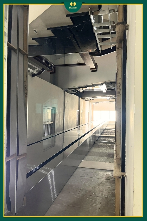 Không gian giếng trời lắp thang máy gia đình 5 tầng.