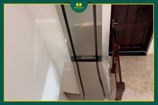 Thang máy gia đình lắp đặt trong không gian trống của ngôi nhà.