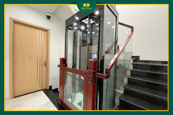 Thiết kế thang máy màu đen tạo cảm giác sang trọng cho không gian nhà phố.