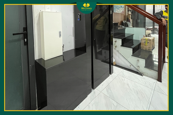 Thùng dầu thang máy gia đình được thiết kế gọn và đồng bộ với cabin.