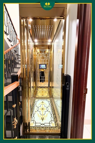 Thang máy kính tại khu vực hành lang tầng, khung hoàn thiện gọn