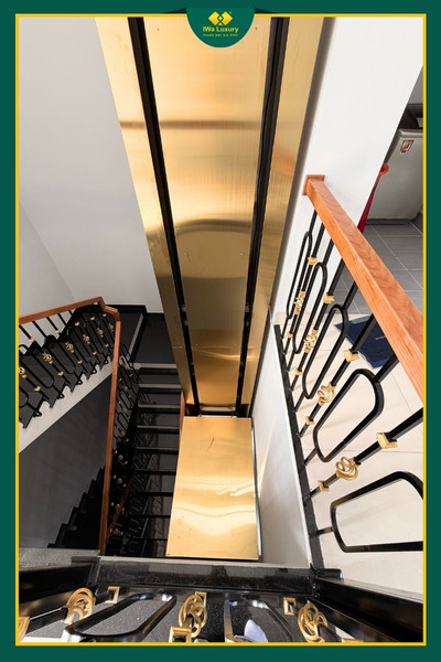 Góc nhìn từ tầng trên xuống trục thang máy trong nhà