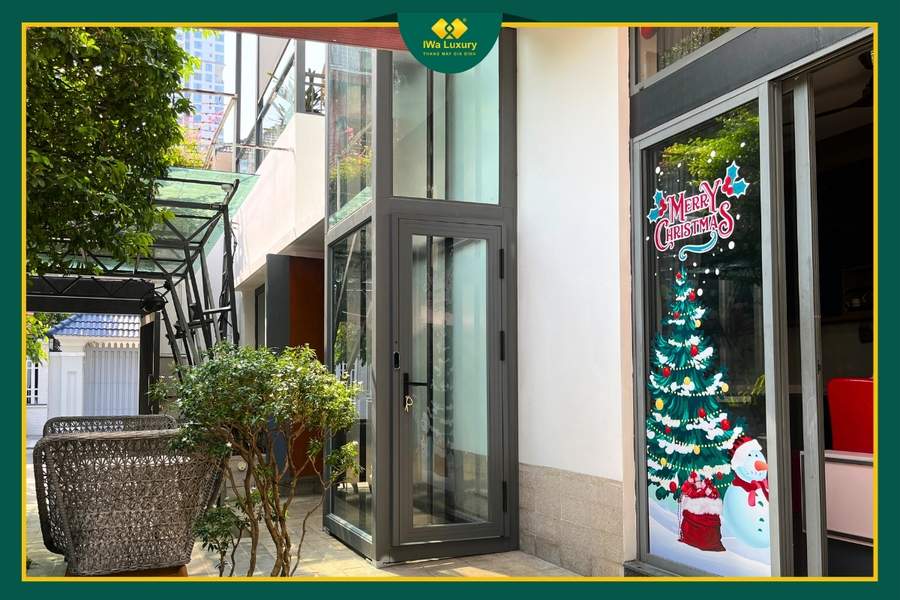 Khu vực lắp đặt thang máy bên ngoài nhà trong sân vườn