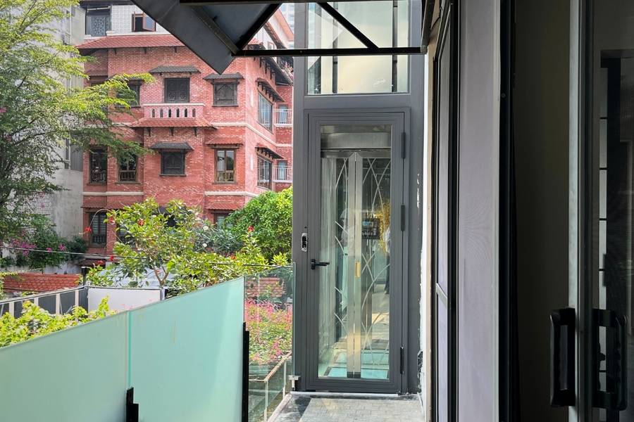 Góc nhìn qua vách kính thang máy ngoài trời tại Thảo Điền, TP.HCM