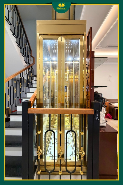 Mặt trước thang máy lồng kính trong nhà tại khu vực cầu thang