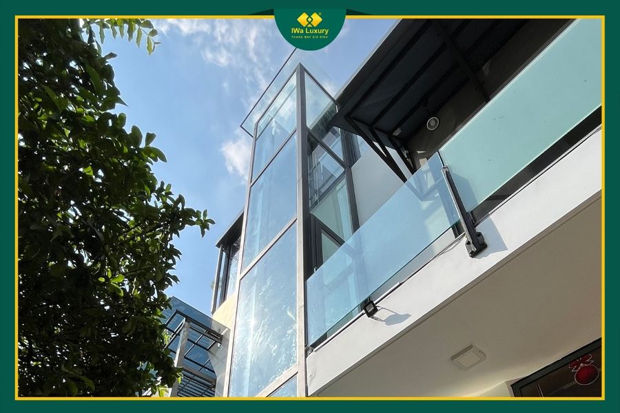 Thang máy lồng kính ngoài trời với khung bao màu ghi đậm