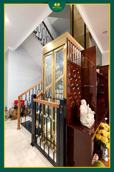 Thang máy trong nhà kết nối khu vực sinh hoạt và cầu thang bộ