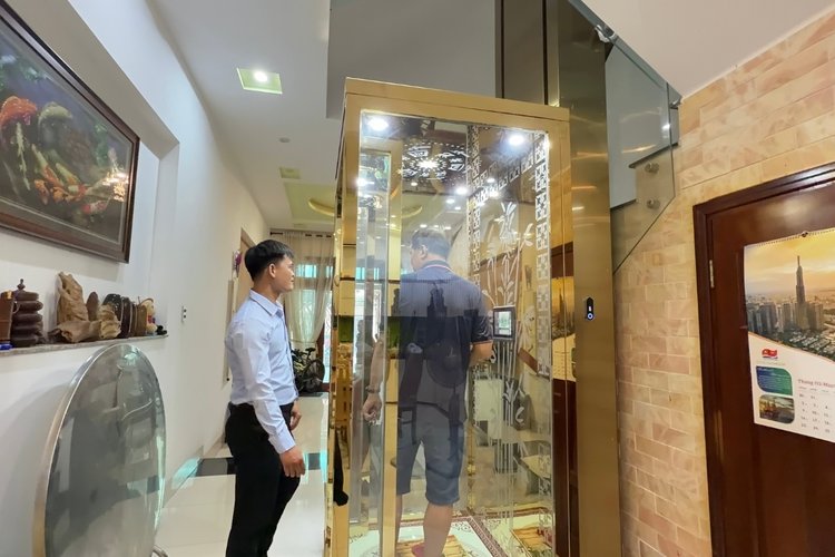 Gia chủ trải nghiệm thang máy sau khi công trình hoàn thiện