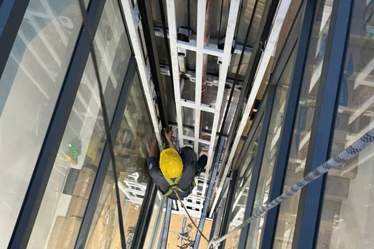 Kỹ thuật viên thi công lắp thang máy tại nhà ở