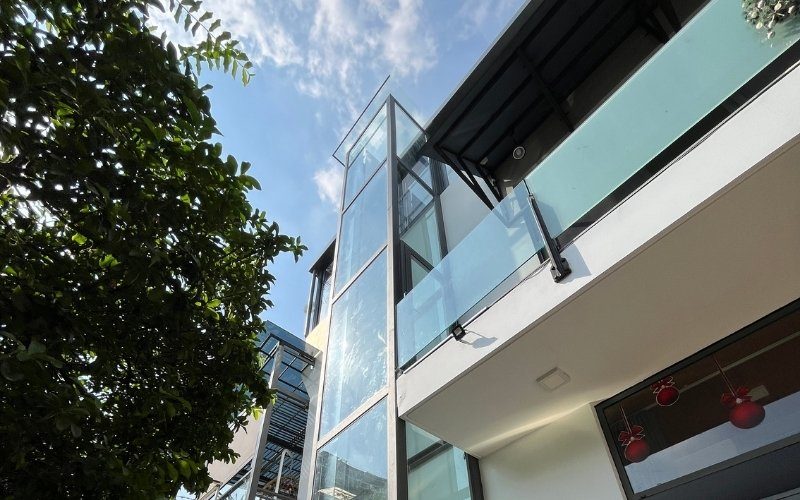 Thang máy thủy lực gia đình tại IWa Luxury, cabin inox kính, vận hành êm, không cần hố pit, phù hợp nhà cải tạo