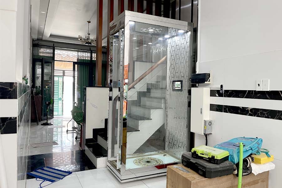 Thang máy mini khung kính sáng cửa tự động hai cánh