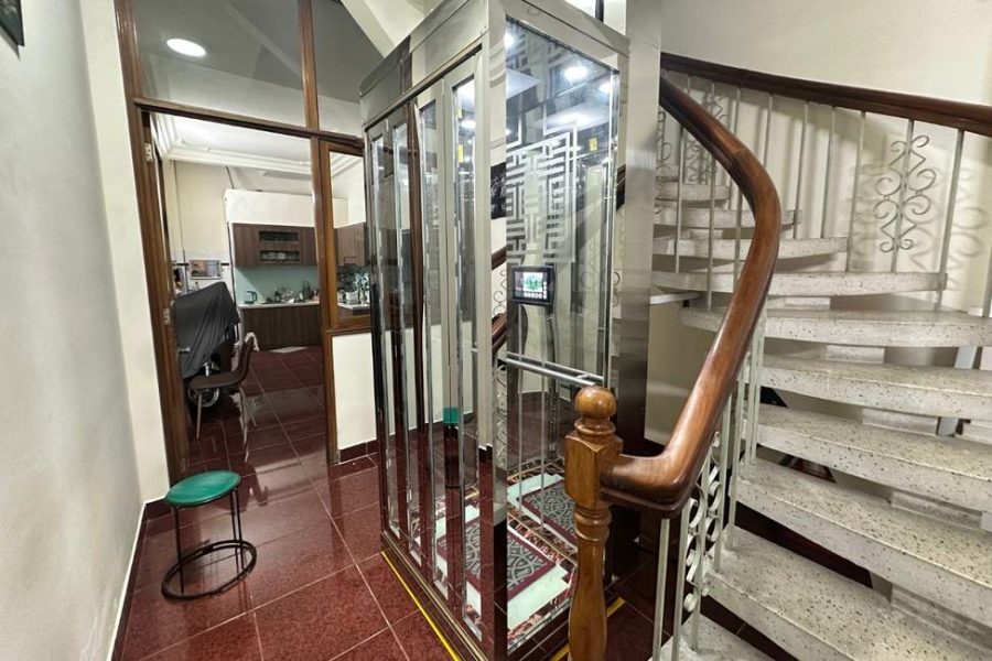 Thang máy mini kính lắp sát cầu thang xoắn